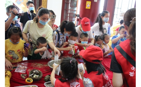 20余名小記者齊聚漢方神農中醫(yī)館，探秘端午民俗里的中醫(yī)藥文化！