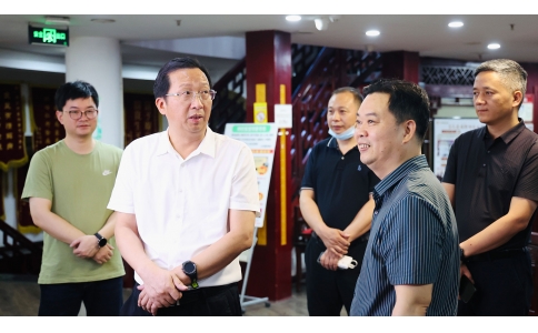 天元區(qū)人大常委會黨組書記、主任周琪一行來漢方神農(nóng)中醫(yī)館調(diào)研指導(dǎo)工作