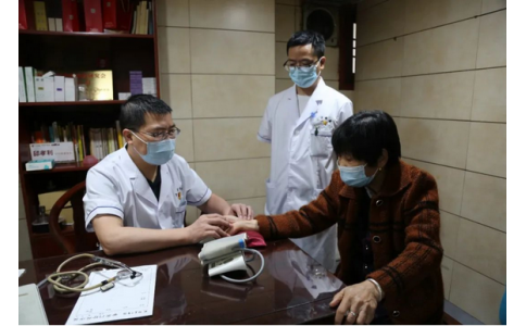 曹文新：精研數(shù)寸銀針弘仁術(shù)，擅用一雙巧手濟(jì)蒼生！