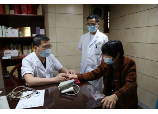 曹文新：精研數(shù)寸銀針弘仁術(shù)，擅用一雙巧手濟(jì)蒼生！